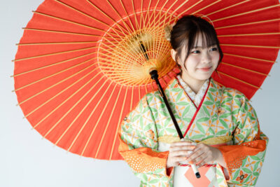 富山のキモノコアラのスタジオで振袖をレンタルして前撮りの撮影を行なった20歳の女の子