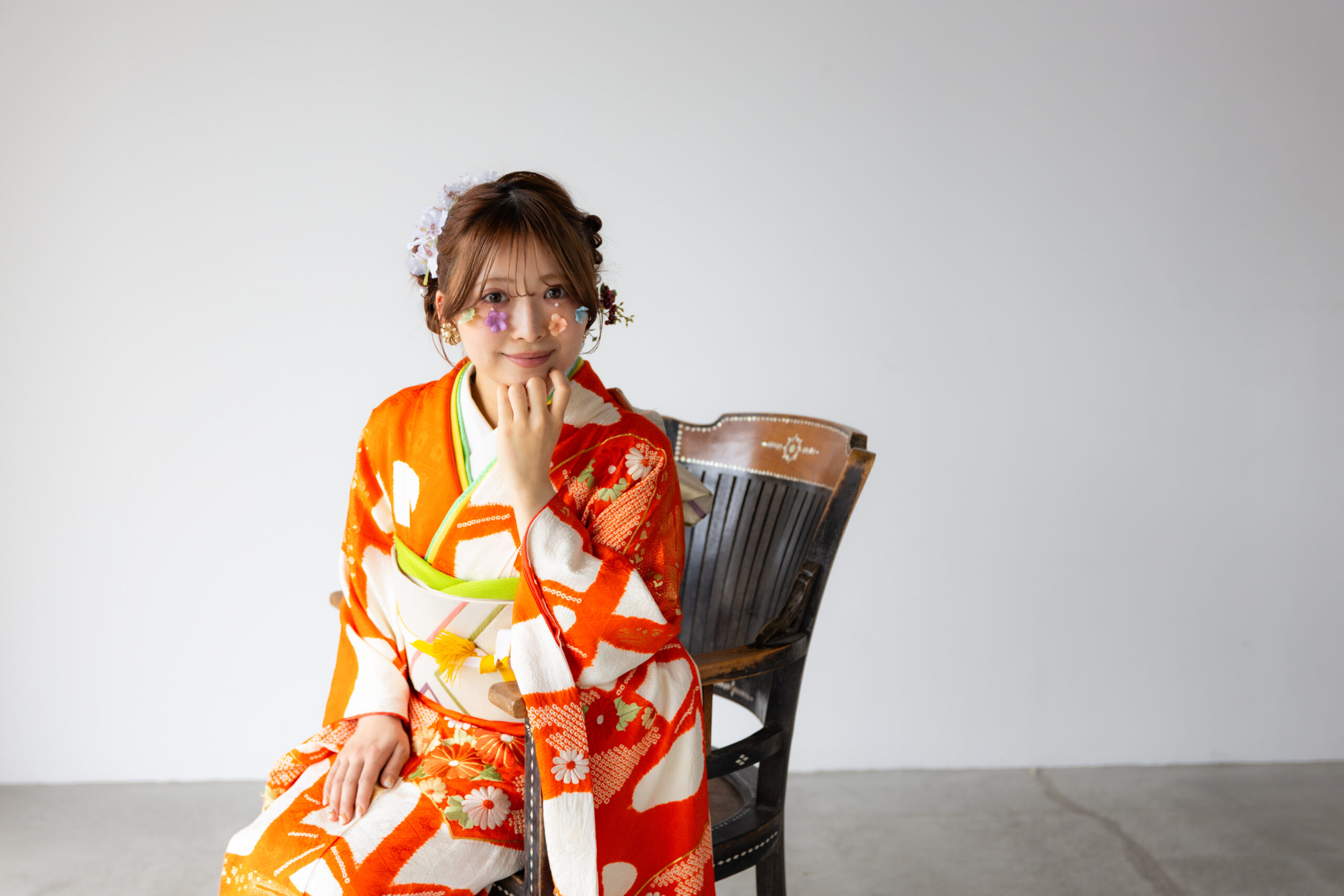富山のキモノコアラのスタジオで振袖をレンタルして前撮りの撮影を行なった20歳の女の子
