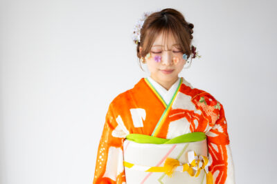 富山のキモノコアラのスタジオで振袖をレンタルして前撮りの撮影を行なった20歳の女の子