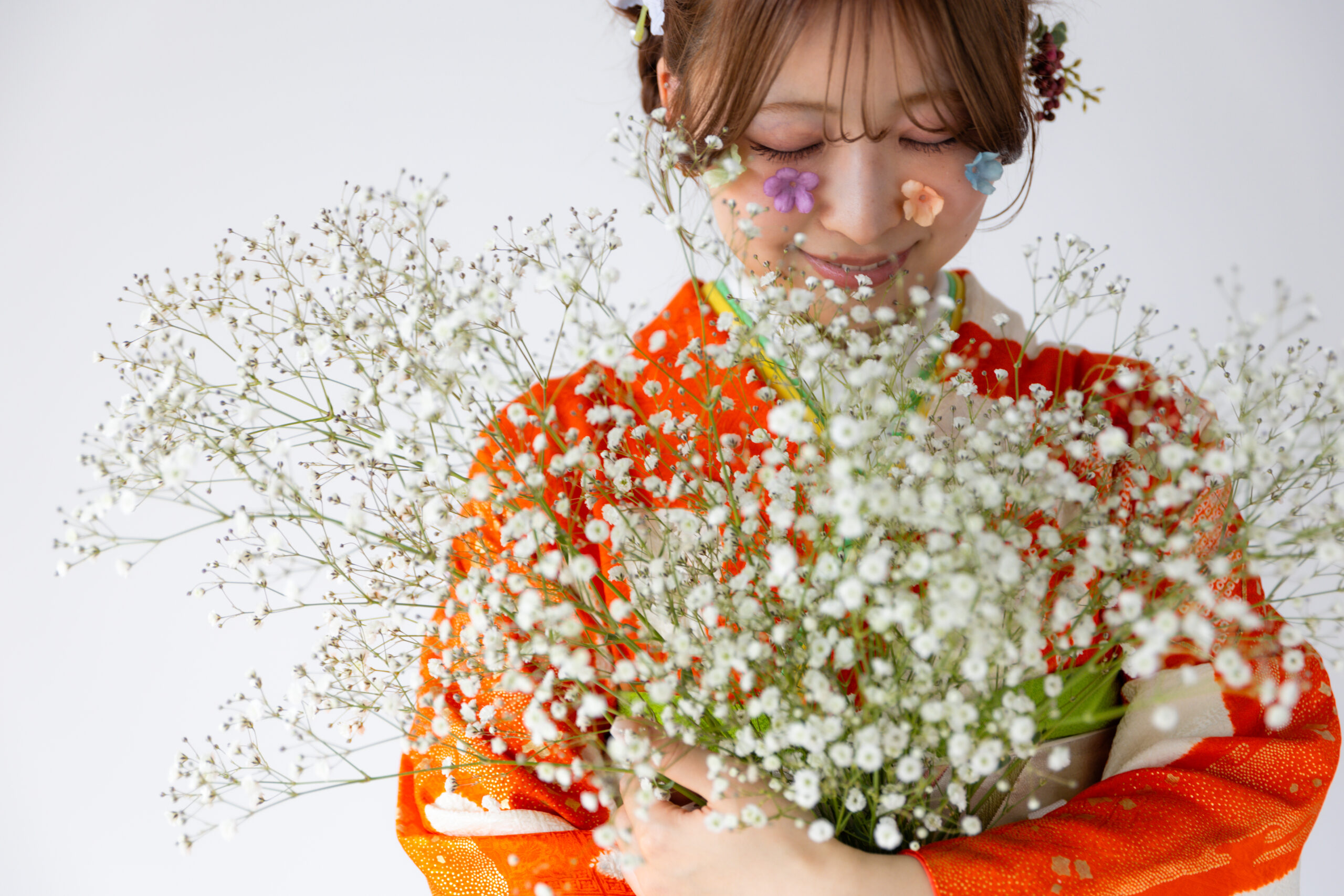 富山のキモノコアラのスタジオで振袖をレンタルしてカスミソウのブーケと共に前撮りの撮影を行なった20歳の女の子