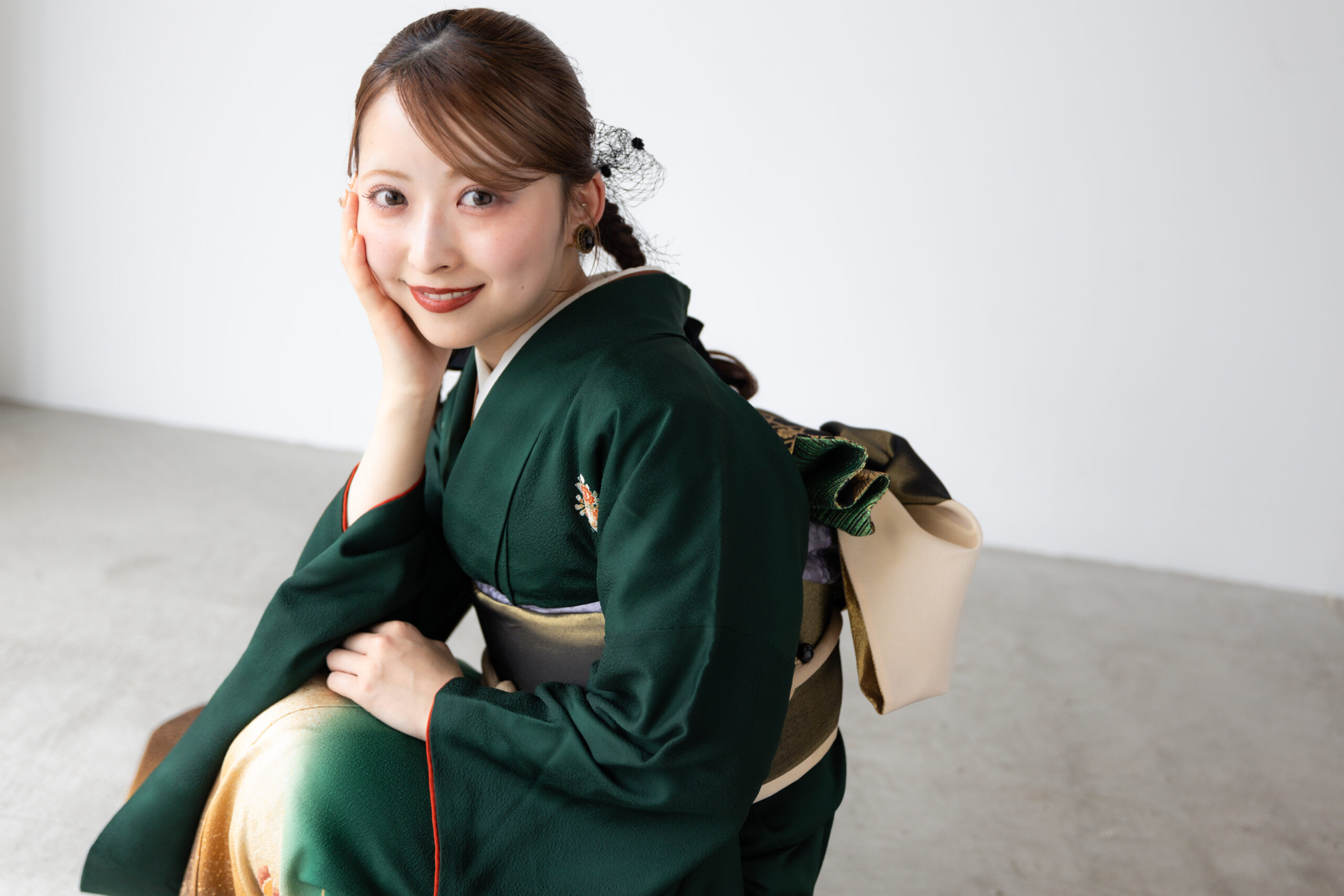 富山のキモノコアラのスタジオで振袖をレンタルして前撮りの撮影を行なった20歳の女の子