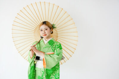 富山のキモノコアラのスタジオで振袖をレンタルして前撮りの撮影を行なった20歳の女の子