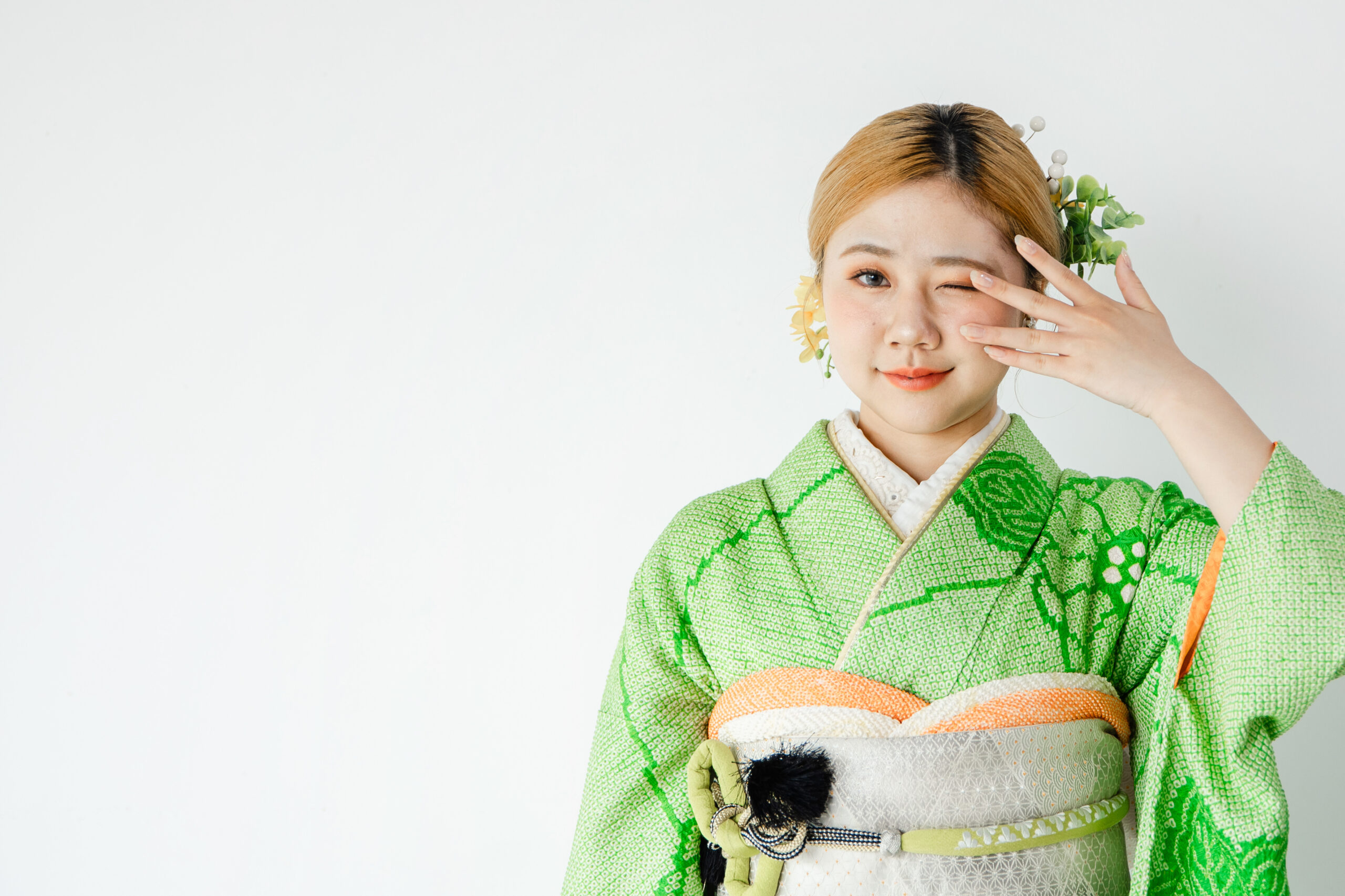 富山のキモノコアラのスタジオで振袖をレンタルして前撮りの撮影を行なった20歳の女の子