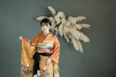富山のキモノコアラのスタジオで振袖をレンタルして前撮りの撮影を行なった20歳の女の子