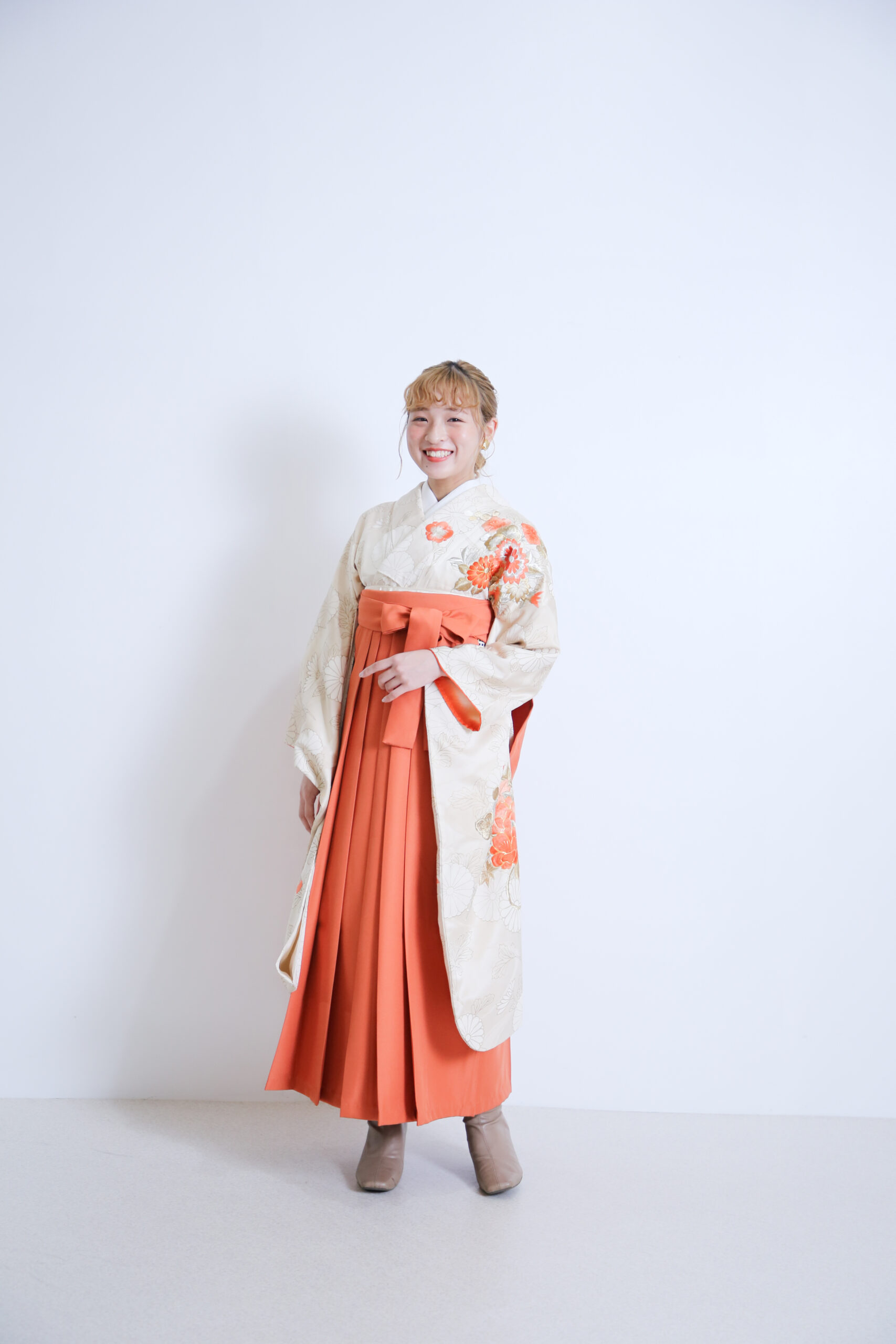 富山のキモノコアラのスタジオで振袖をレンタルして前撮りの撮影を行なった20歳の女の子