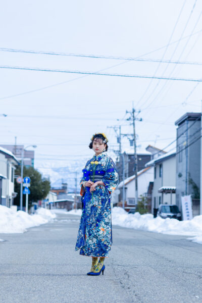 富山のキモノコアラのスタジオで振袖をレンタルして前撮りの撮影を行なった20歳の女の子