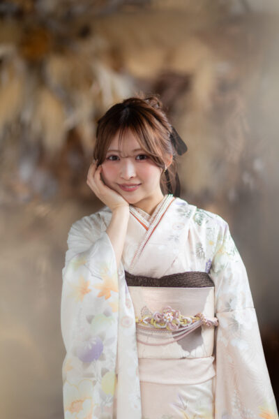 富山のキモノコアラのスタジオで振袖をレンタルして前撮りの撮影を行なった20歳の女の子