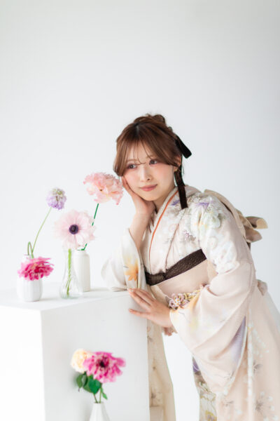 富山のキモノコアラのスタジオで振袖をレンタルしてピンクのお花と共に前撮りの撮影を行なった20歳の女の子