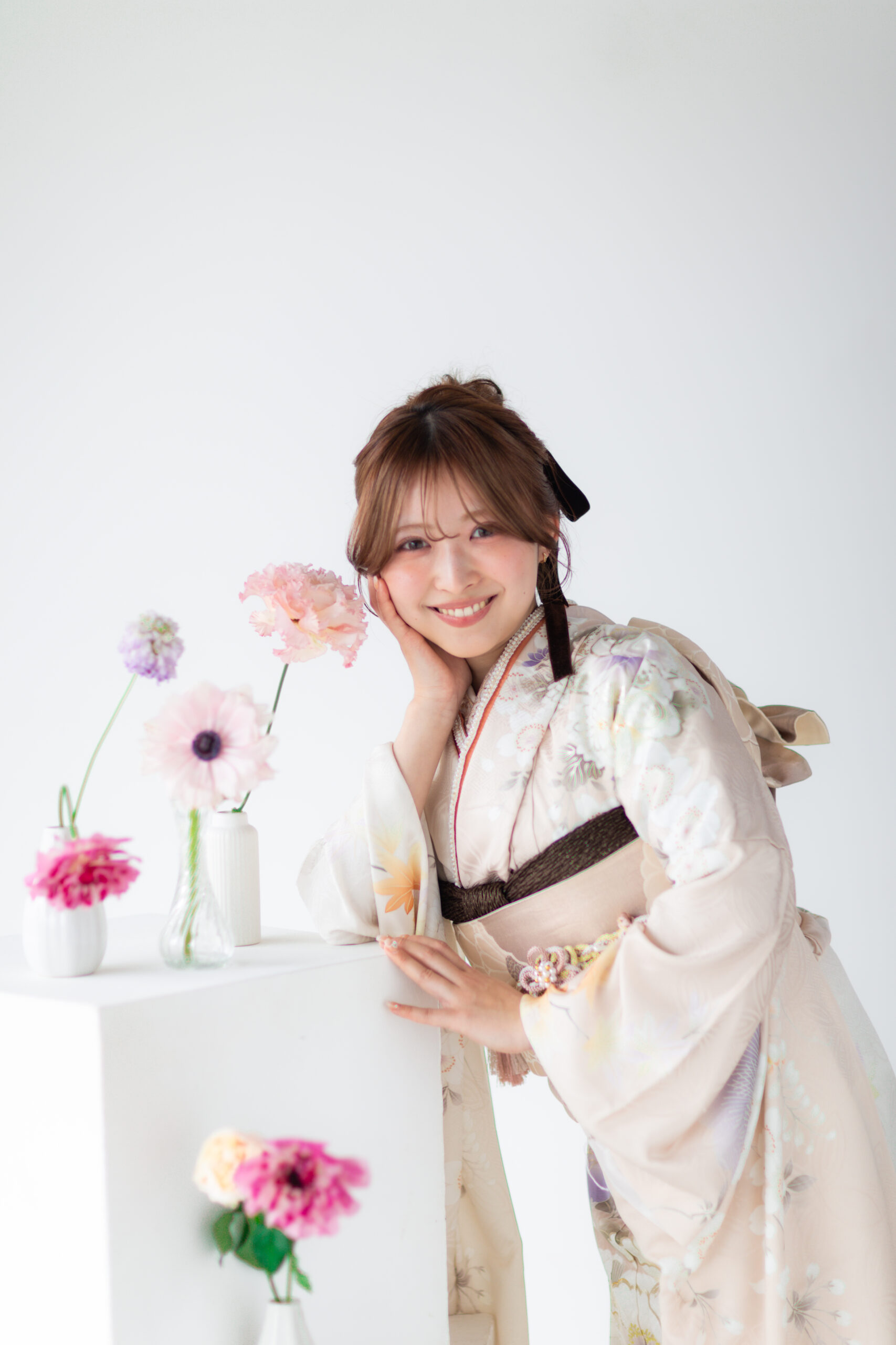 富山のキモノコアラのスタジオで振袖をレンタルしてピンクのお花と共に前撮りの撮影を行なった20歳の女の子