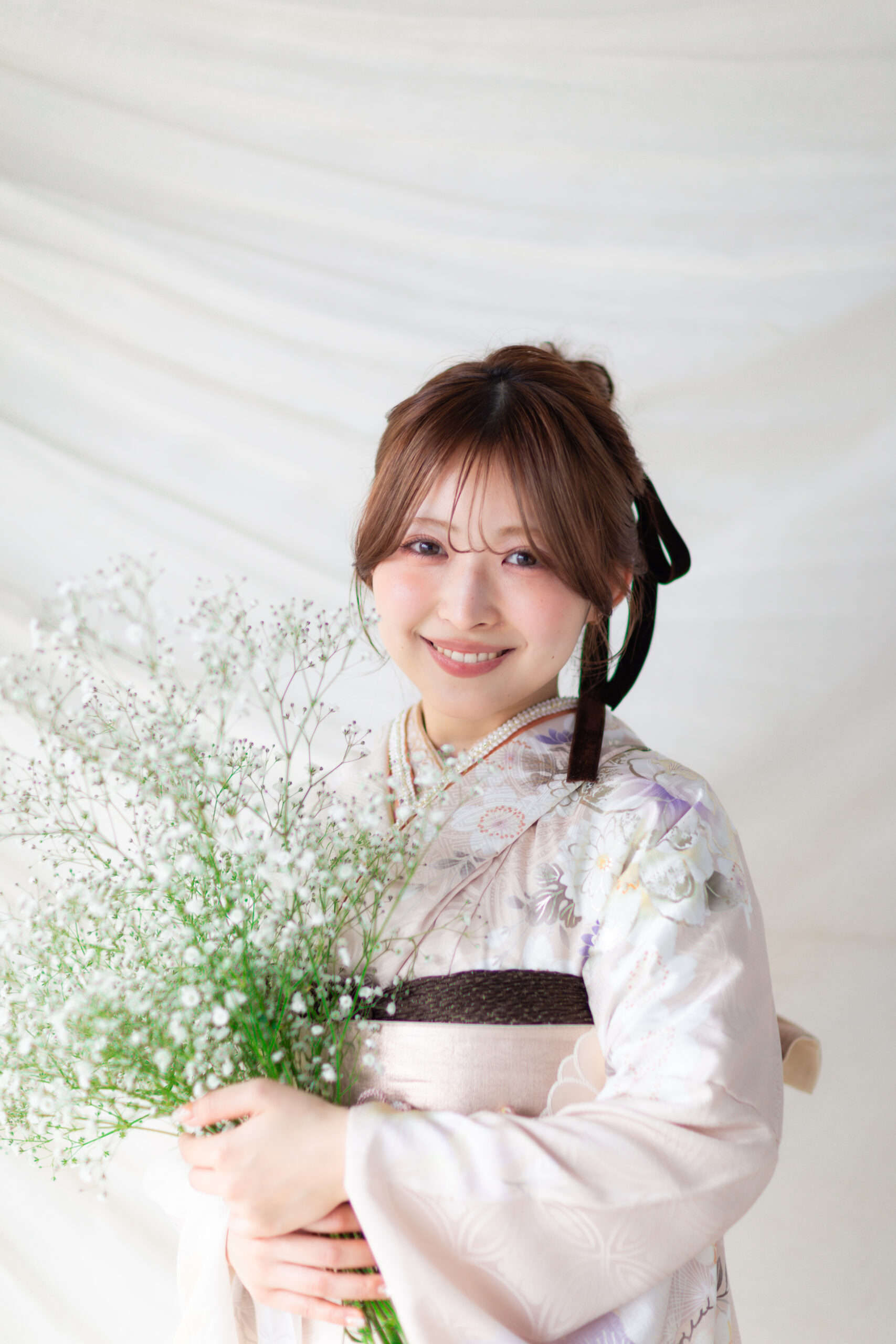 富山のキモノコアラのスタジオで振袖をレンタルしてカスミソウのブーケと共に前撮りの撮影を行なった20歳の女の子