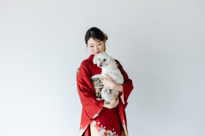 富山のキモノコアラのフォトスタジオで成人式の振袖の前撮りを犬としている様子