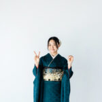 富山成人式振袖レンタルキモノコアラの前撮りで緑色の振袖を着ている20歳の女性を撮影した写真