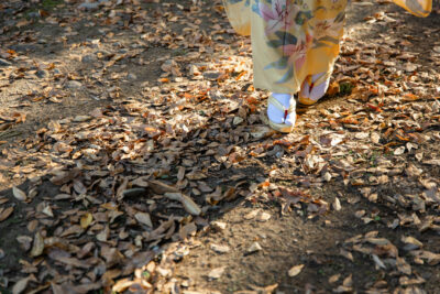 富山成人式振袖レンタル店キモノコアラにて成人式の前撮りでロケーション撮影をしている様子