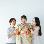富山成人式振袖レンタル店キモノコアラのスタジオで姉妹と母と成人式の前撮りで撮影した様子