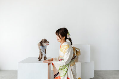 富山の振袖レンタル店キモノコアラのフォトスタジオで成人式振袖の前撮りを犬としている様子