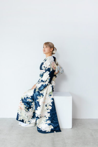 富山成人式振袖レンタル店キモノコアラのフォトスタジオにて前撮りをする様子