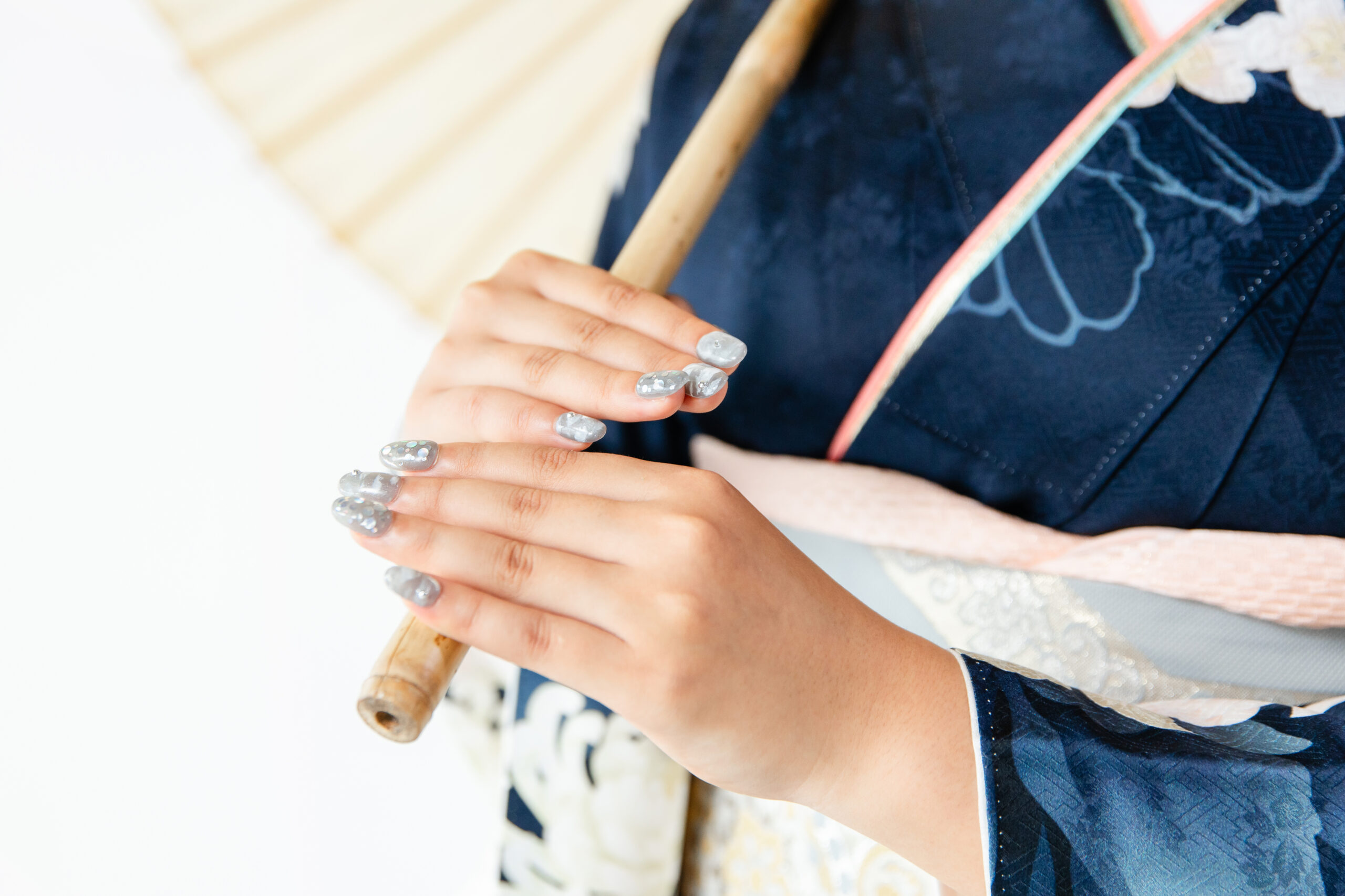 富山成人式振袖レンタルキモノコアラの前撮りでネイルを撮影した様子