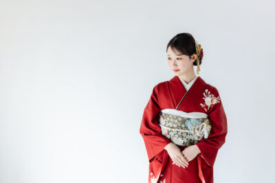 富山の成人式振袖レンタル店キモノコアラのフォトスタジオにて成人式の前撮りをしている様子