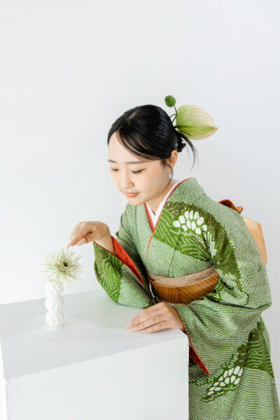 富山の成人式振袖レンタル店キモノコアラのフォトスタジオにて無撮りの絞りの振袖を着て成人式の前撮りをしている様子