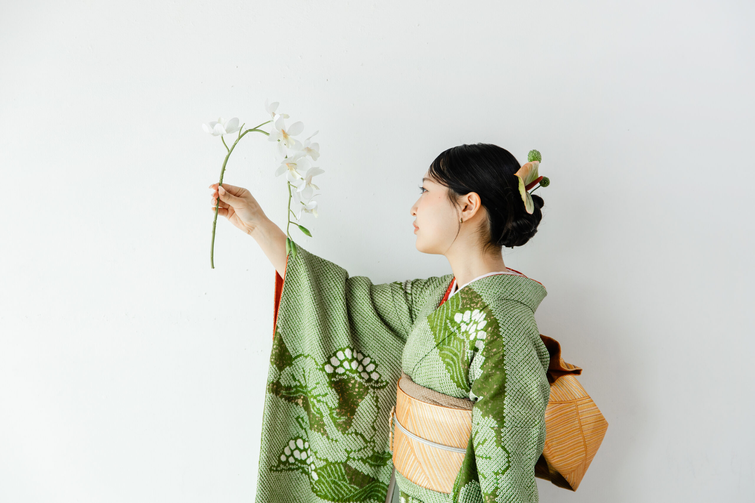 富山の成人式振袖レンタル店キモノコアラのフォトスタジオにて成人式の前撮りをしている様子